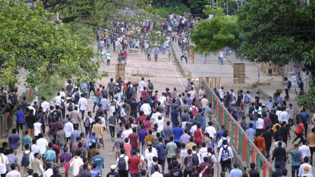 বাংলাদেশত আৱদ্ধ হাজাৰ হাজাৰ কাশ্মীৰী ছাত্ৰ-ছাত্ৰী ! নিৰাপদে উদ্ধাৰ কৰিবলৈ বৈদেশিক মন্ত্ৰীক কাতৰ আহ্বান পৰিয়ালৰ বাংলাদেশত আৱদ্ধ হাজাৰ হাজাৰ কাশ্মীৰী ছাত্ৰ-ছাত্ৰী ! নিৰাপদে উদ্ধাৰ কৰিবলৈ বৈদেশিক মন্ত্ৰীক কাতৰ আহ্বান পৰিয়ালৰ