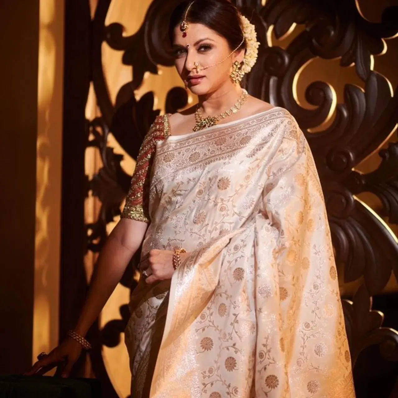 যদি আপুনি বেলেগ ষ্টাইল বিচাৰে তেন্তে অভিনেত্ৰীগৰাকীৰ এই লুকটোও উত্তম। ইয়াৰ বাবে পাতল ৰঙৰ বাণাৰসী শাৰীও এটা ভাল পছন্দ।