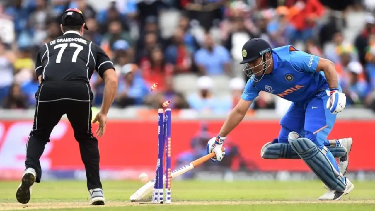 ২০১৯ চনৰ ১০ জুলাইত জাতীয় দলৰ জাৰ্চি পৰিধান কৰি অন্তিমবাৰৰ বাবে ফিল্ডত নামে মহেন্দ্ৰ সিং ধোনী। নিউজিলেণ্ডৰ বিৰুদ্ধে বিশ্বকাপৰ এই ছেমি ফাইনেল মেচখনত ভাৰতীয় দলৰ বিপৰ্যয়ৰ মাজতে ধোনীয়ে জীয়াই ৰাখিছিল জয়ৰ আশা। কিন্তু ধোনীৰ ৰাণ আউটৰ লগে লগে ভাৰতৰ এই আশা নিৰ্বাপিত হয়। চকুলো টুকি খেলপথাৰৰ পৰা ওলাই আহে ধোনী। তেওঁৰ লগতে কান্দি উঠে দেশ। ইয়াৰ পিছত আৰু ভাৰতীয় দলৰ হৈ দেখা নগ’ল ধোনীক। ৰাণ আউটেৰে আৰম্ভ হোৱা ধোনীৰ আন্তঃৰাষ্ট্ৰীয় কেৰিয়াৰ ৰাণ আউটেৰেই সমাপ্ত ঘটে।