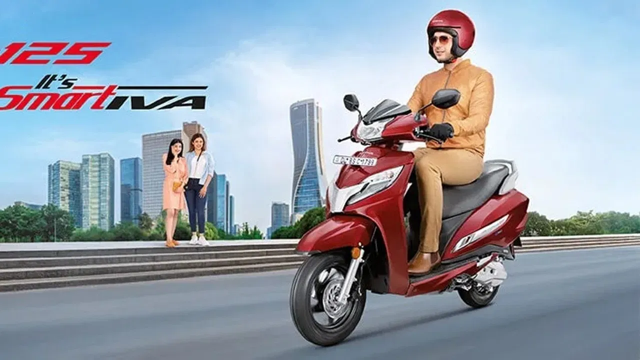Honda Activa 125 Price: হোণ্ডা কোম্পানীৰ এই জনপ্ৰিয় স্কুটাৰখনৰ মূল্য ৮০,২৫৬ টকা (এক্স শ্ব’ৰুম)ৰ পৰা ৮৯,৪২৯ টকা (এক্স শ্ব’ৰুম)লৈকে। খবৰ অনুসৰি এই স্কুটীখনে এক লিটাৰ পেট্ৰ’লত ৬০ কিলোমিটাৰ পৰ্যন্ত দৌৰিব পাৰে।