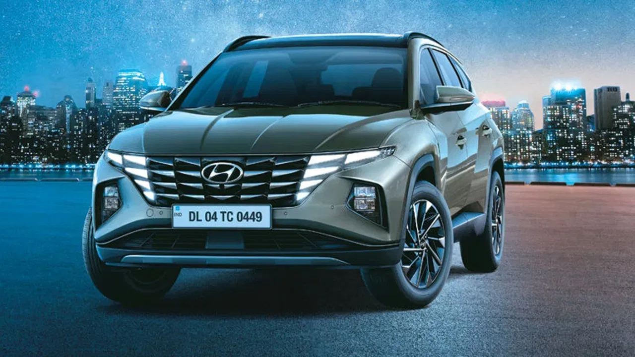 Hyundai Tucson: সৰ্বাধিক ৰেহাই Tucson SUVত উপলব্ধ। আপুনি এই গাড়ীখনৰ 2023 মডেল (ডিজেল) ২ লাখ টকালৈকে ৰেহাইৰে ক্ৰয় কৰিব পাৰে। পেট্ৰ'লৰ ক্ষেত্ৰত ৫০,০০০ টকালৈকে ৰেহাই পাব। ২০২৪ চনৰ পেট্ৰ'ল মডেলত ২৫,০০০ টকা লৈকে আৰু ডিজেল ভেৰিয়েণ্টত ৫০,০০০ টকালৈকে সঞ্চয় কৰাৰ সুযোগ আছে। (Hyundai)