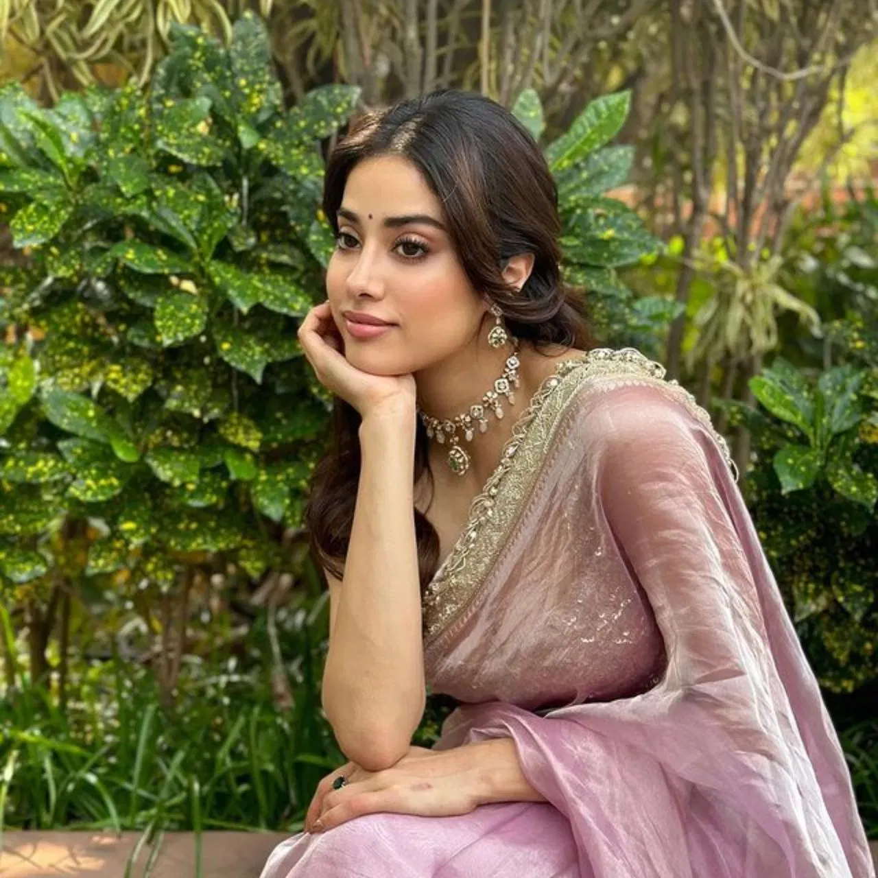 আপুনি প্লেইন শাৰীৰ সৈতে হাফ টাই হেয়াৰষ্টাইল চেষ্টা কৰিব পাৰে। এই হেয়াৰষ্টাইল সদায় ট্ৰেণ্ডত থাকে। আপুনি ইয়াত বহুপ্ৰকাৰৰ ষ্টাইল কৰিব পাৰে। সন্মুখৰ পৰা আপুনি চুলিবোৰ দুটা অংশত ভাগ কৰি ল'ব পাৰে।