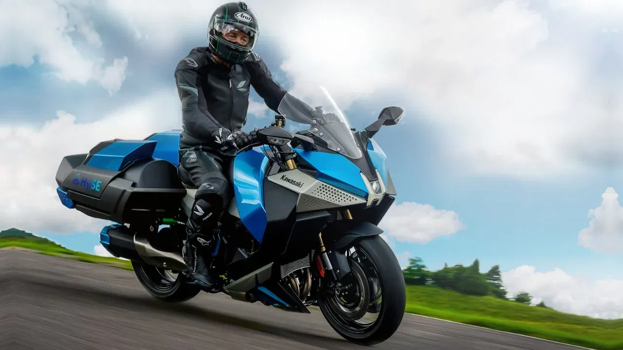 এই প্ৰকল্পটো HySE (Hydrogen, Small Mobility and Engine Technology)ৰ অংশ। ইয়াৰ অধীনত জাপানী কোম্পানী - কাৱাছাকি, ইয়ামাহা, হোণ্ডা, চুজুকি আৰু টয়োটা একেলগে সেউজ গতিশীলতাৰ ওপৰত ভিত্তি কৰি বাহন নিৰ্মাণ কৰিছে, যাতে প্ৰদূষণ হ্ৰাস কৰিব পৰা যায়।