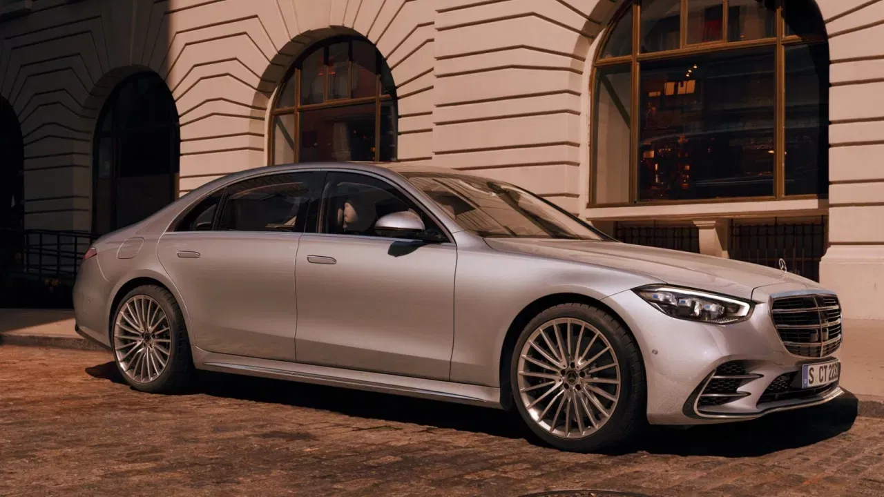 Mercedes-Benz S-Class:সংবাদ মাধ্যমৰ বাতৰি অনুসৰি অনন্ত আম্বানী-ৰাধিকা মাৰ্চেণ্টৰ Mercedes-Benz S-Class: ডব্লিউ ২২১ মডেল আছে যিটো বৰ্তমান বিক্ৰীৰ বাবে উপলব্ধ নহয়। এছ ক্লাছৰ আৰম্ভণিৰ মূল্য ১.৭৬ কোটি টকা