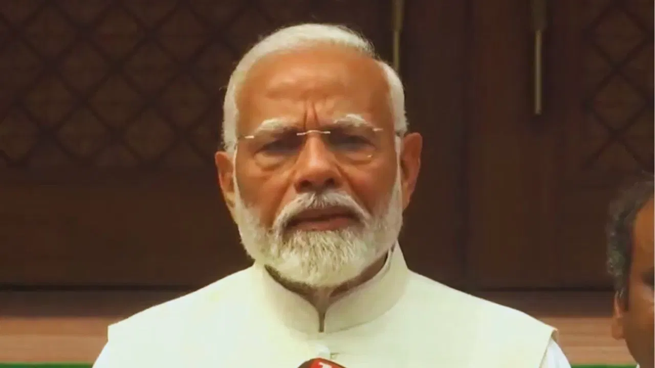 এইবাৰৰ বাজেট অতি বিশেষ হ'ব, কিয়নো এই বছৰ মোদী চৰকাৰে তৃতীয়টো কাৰ্যকালৰ প্ৰথম বাজেট উপস্থাপন কৰিব লাগিব। ইয়াৰ বাবে বিত্ মন্ত্ৰী নিৰ্মলা সীতাৰমণে প্ৰাক-বাজেট বৈঠক অনুষ্ঠিত কৰিছে। এই বৈঠকসমূহ বাজেটৰ প্ৰস্তুতিৰ এক গুৰুত্বপূৰ্ণ অংশ।