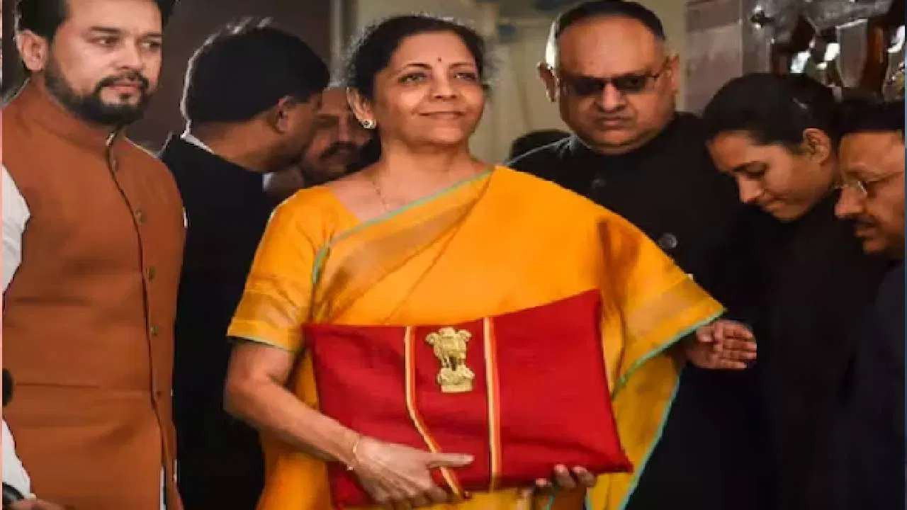 ২০২০ চনৰ বাজেট ভাষণত নিৰ্মলা সীতাৰমণে পিন্ধিছিল হালধীয়া ৰেচমৰ শাৰী। হালধীয়া ৰঙক আনন্দ আৰু শক্তিৰ প্ৰতীক বুলি গণ্য কৰা হয়। এই লুকটোও অতিশয় প্ৰশংসা কৰা হৈছিল।