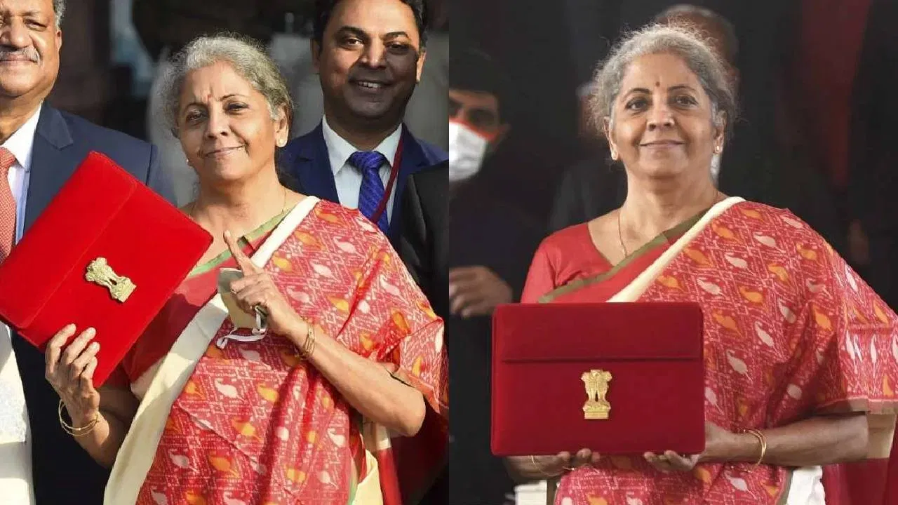 ২০২১ বৰ্ষৰ বাজেট দাখিল কৰা হৈছিল ক'ভিড কালত। এই সময়ত নিৰ্মলা সীতাৰমণে ৰঙা বৰ্ডাৰ থকা অফ-হোৱাইট ৰঙৰ শাৰী পিন্ধিছিল।