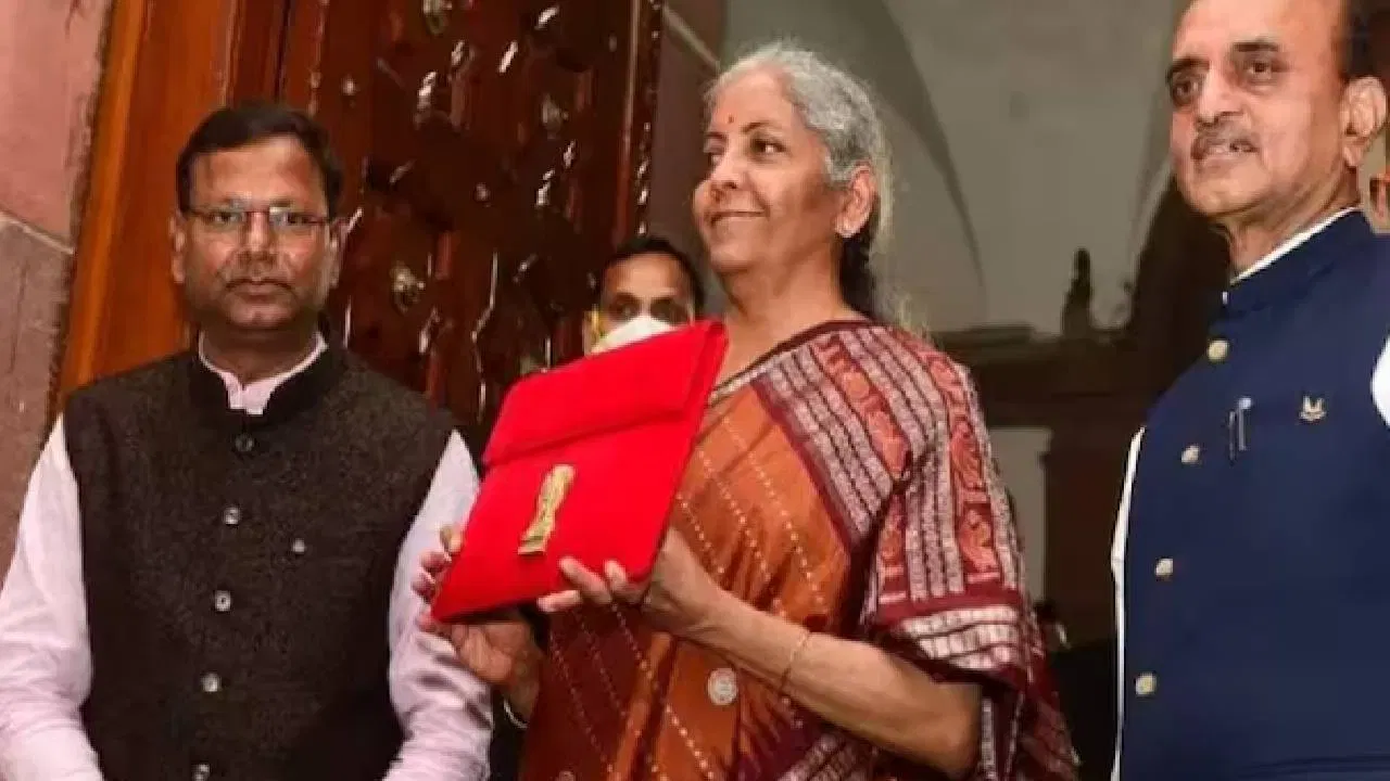 ২০২২ চনত বিত্তমন্ত্ৰীয়ে কফি ৰঙৰ শাৰী পিন্ধিছিল। এইখন আছিল বমকাই শাৰী যি পৰম্পৰাগতভাৱে ওড়িশাত নিৰ্মাণ কৰা হয়।
