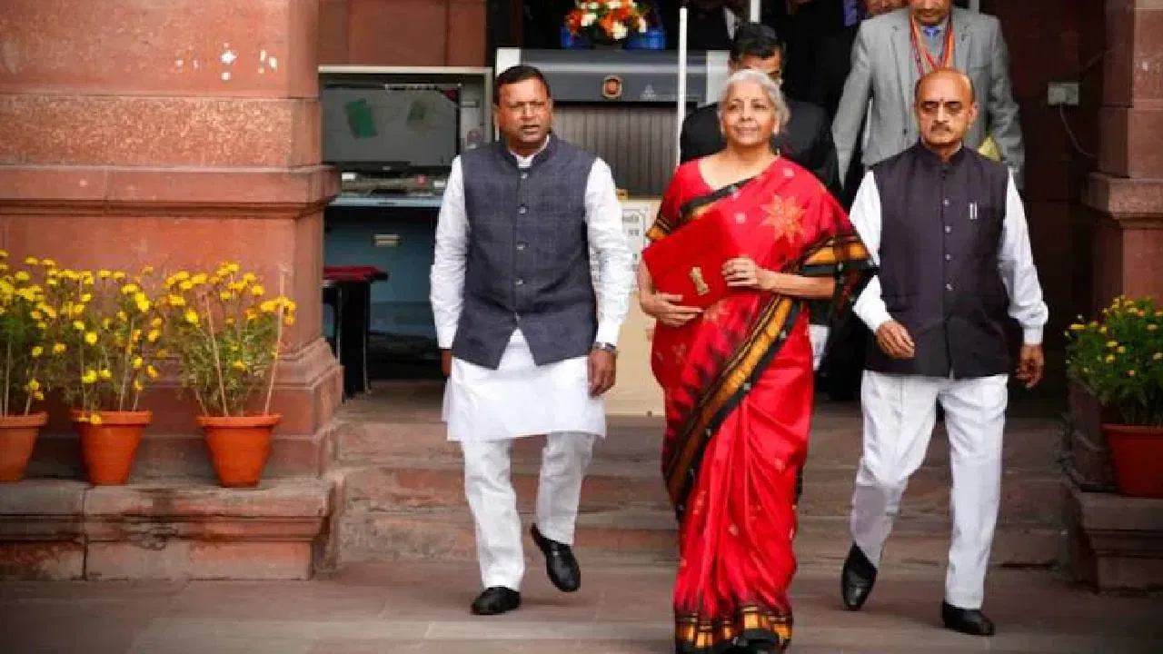 ২০২৩ চনৰ বাজেট দাখিল কৰিবলৈ বিত্তমন্ত্ৰী নিৰ্মলা সীতাৰমণে পৰম্পৰাগত ৰঙা ৰঙৰ শাৰী পিন্ধিছিল। ৰঙা ৰঙক প্ৰেম, দায়বদ্ধতা, শক্তি আৰু বীৰত্বৰ প্ৰতীক বুলি গণ্য কৰা হয়।