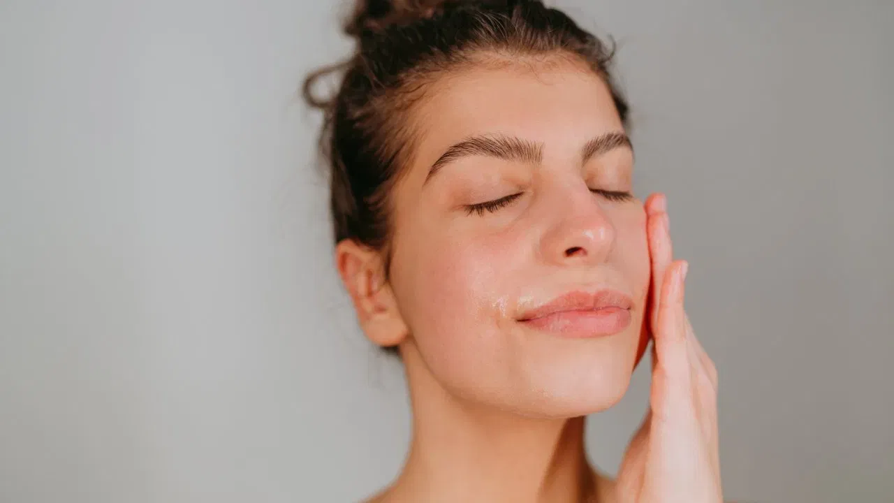 গ্ৰীষ্মকালত Oily Skin ৰ সমস্যা কেনেকৈ দূৰ কৰিব? ঘৰতে কৰক এই উপায় গ্ৰীষ্মকালত Oily Skin ৰ সমস্যা কেনেকৈ দূৰ কৰিব? ঘৰতে কৰক এই উপায়