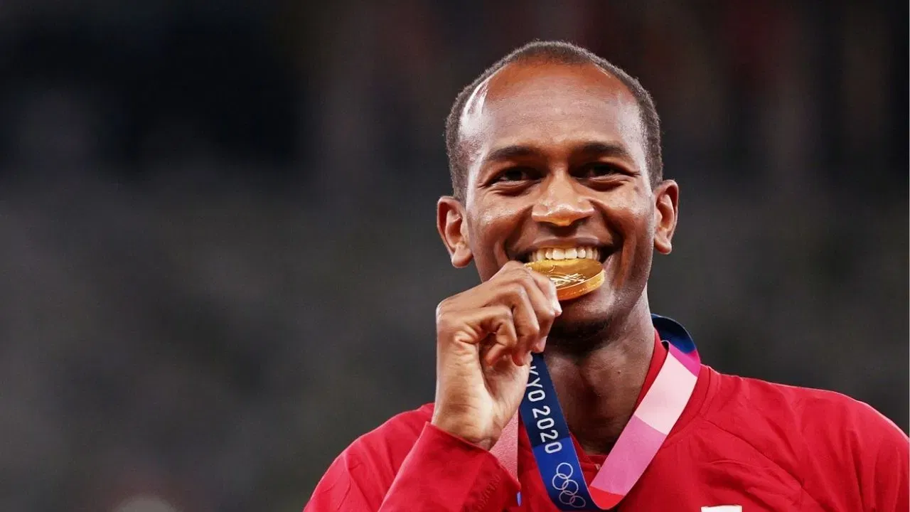 তথ্যনুসৰি অনুসৰি, পদক কামোৰাৰ প্ৰথা দীৰ্ঘদিন ধৰি চলি আহিছে। প্ৰতিজন খেলুৱৈয়ে পদক লাভ কৰাৰ পিছত কামোৰে। ২০১০ চনৰ অলিম্পিকত জাৰ্মান লুগাৰ ডেভিদ ম’লাৰে পদক কামোৰাৰ সময়তে দাঁত ভাঙিছিল। এই কথা তেওঁ নিজেই এবাৰ প্ৰকাশ কৰিছিল।