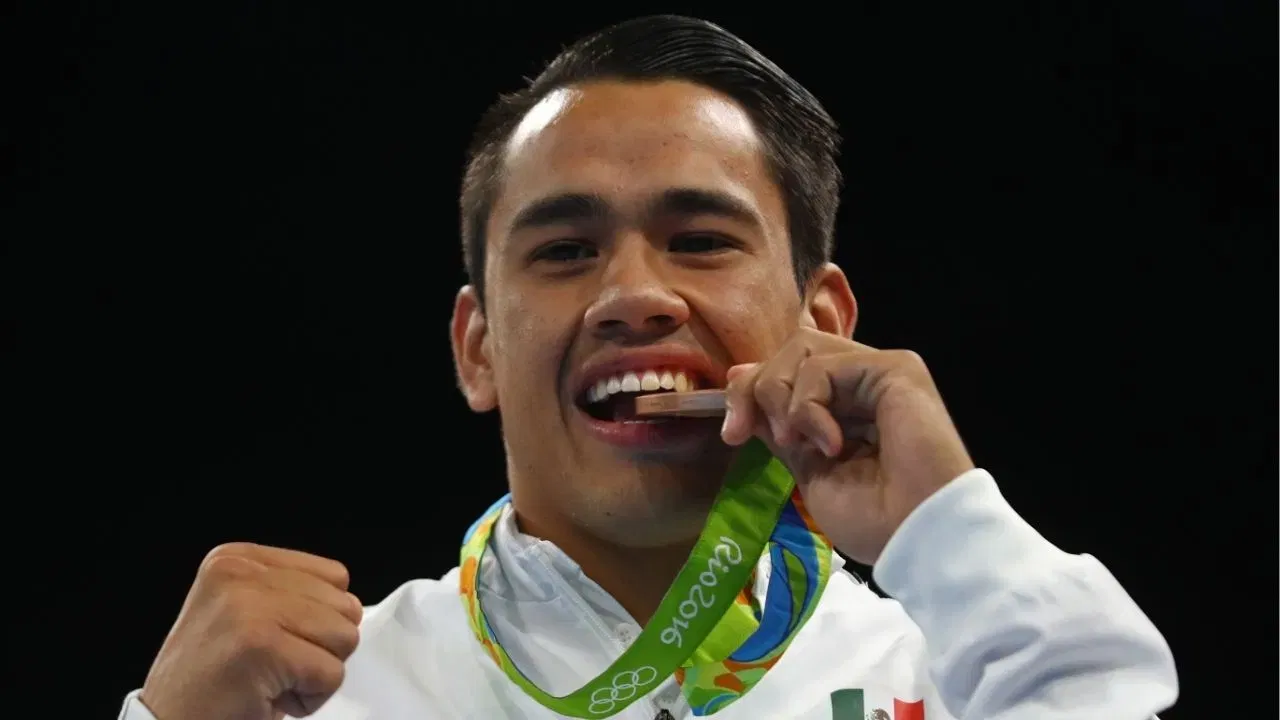 একে সময়তে পদক পামোৰাৰ আচল কাৰণটো হ’ল খেলুৱৈসকলক ফটোগ্ৰাফাৰে তেনে কৰিবলৈ কয়। অলিম্পিকৰ ৱেবছাইটৰ মতে, খেলুৱৈসকলে কেৱল ফটো উঠিবলৈহে পদকবোৰ দাঁতেৰে কামোৰে।