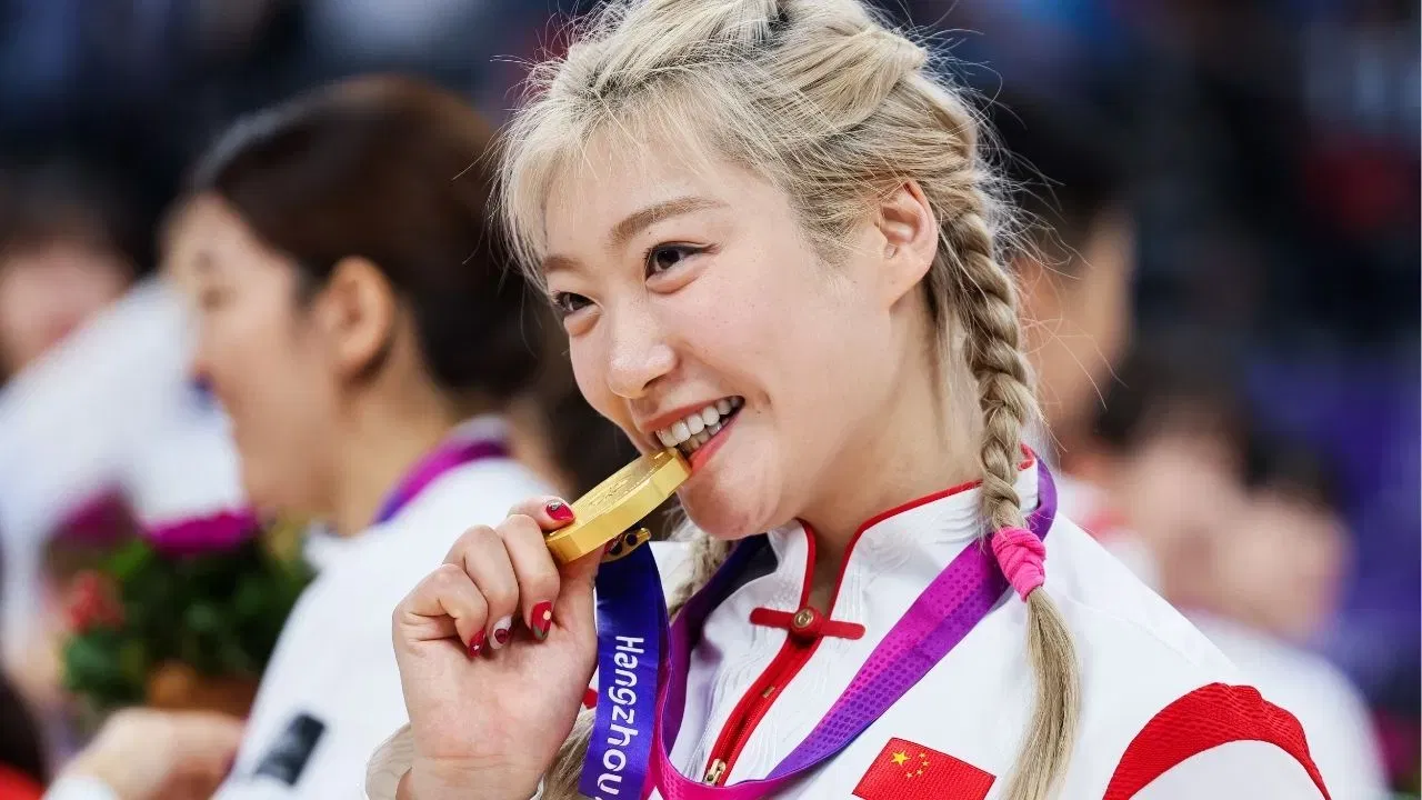 অলিম্পিকৰ পদক কিয় খেলুৱৈয়ে দাঁতেৰে কামোৰে? প্ৰাচীন কালত ব্যৱসায়ীসকলে সোণৰ মুদ্ৰা কাটি পৰীক্ষা কৰিছিল। বহুতে বিশ্বাস কৰে যে খেলুৱৈসকলেও এইটো চাবলৈ এনে কৰে, কিন্তু এইটো একেবাৰে ভুল।