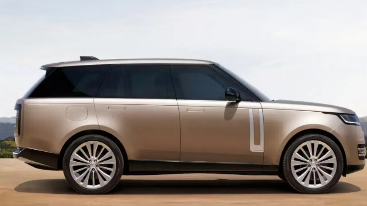 Range Rover Vogue: সংবাদ মাধ্যমৰ বাতৰি অনুসৰি অনন্ত আম্বানী-ৰাধিকা মাৰ্চেণ্টৰ মালিক ৰেঞ্জ ৰভাৰ ভোগ যাৰ আৰম্ভণিৰ মূল্য ২.৩৮ কোটি টকা । এই গাড়ীখন তিনিওটা বিকল্পতে আছে – পেট্ৰ’ল, ডিজেল আৰু হাইব্ৰিড।