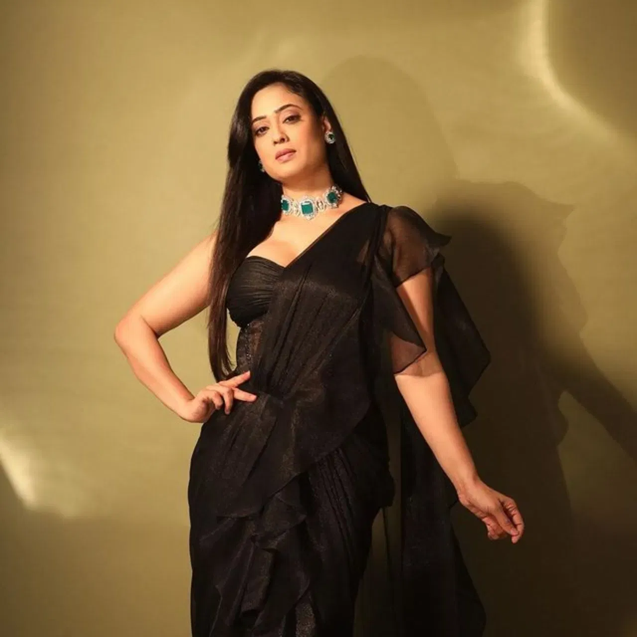 উৎসৱৰ সময়ত মহিলাসকলে প্ৰায়ে সাজু হ'বলৈ বেছি সময় নাপায়। যদি আপুনি খৰখেদাকৈ সাজু হ'ব বিচাৰে তেন্তে চাইড পাৰ্টিং হেয়াৰষ্টাইল আপোনাৰ বাবে সৰ্বশ্ৰেষ্ঠ। আপোনাৰ চুলি দীঘল হওঁক বা চুটি হওঁক, এই হেয়াৰষ্টাইলটো সদায়ে আকৰ্ষণীয় ।