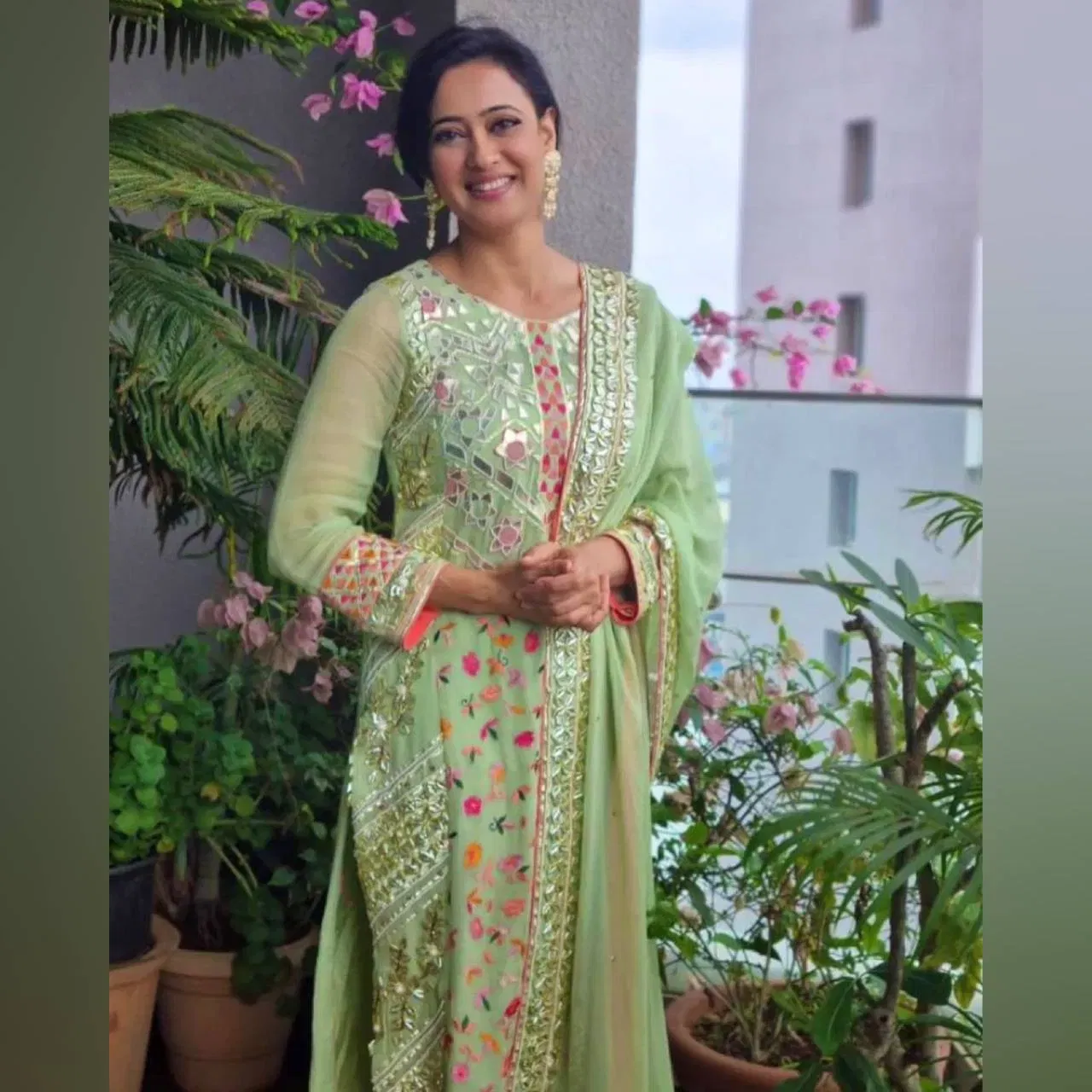 যদি আপুনি এটা সহজ ৰূপ বিচাৰে তেন্তে অভিনেত্ৰীগৰাকীৰ এই সেউজীয়া চুটৰ পৰা আইডিয়া ল’ব পাৰে।