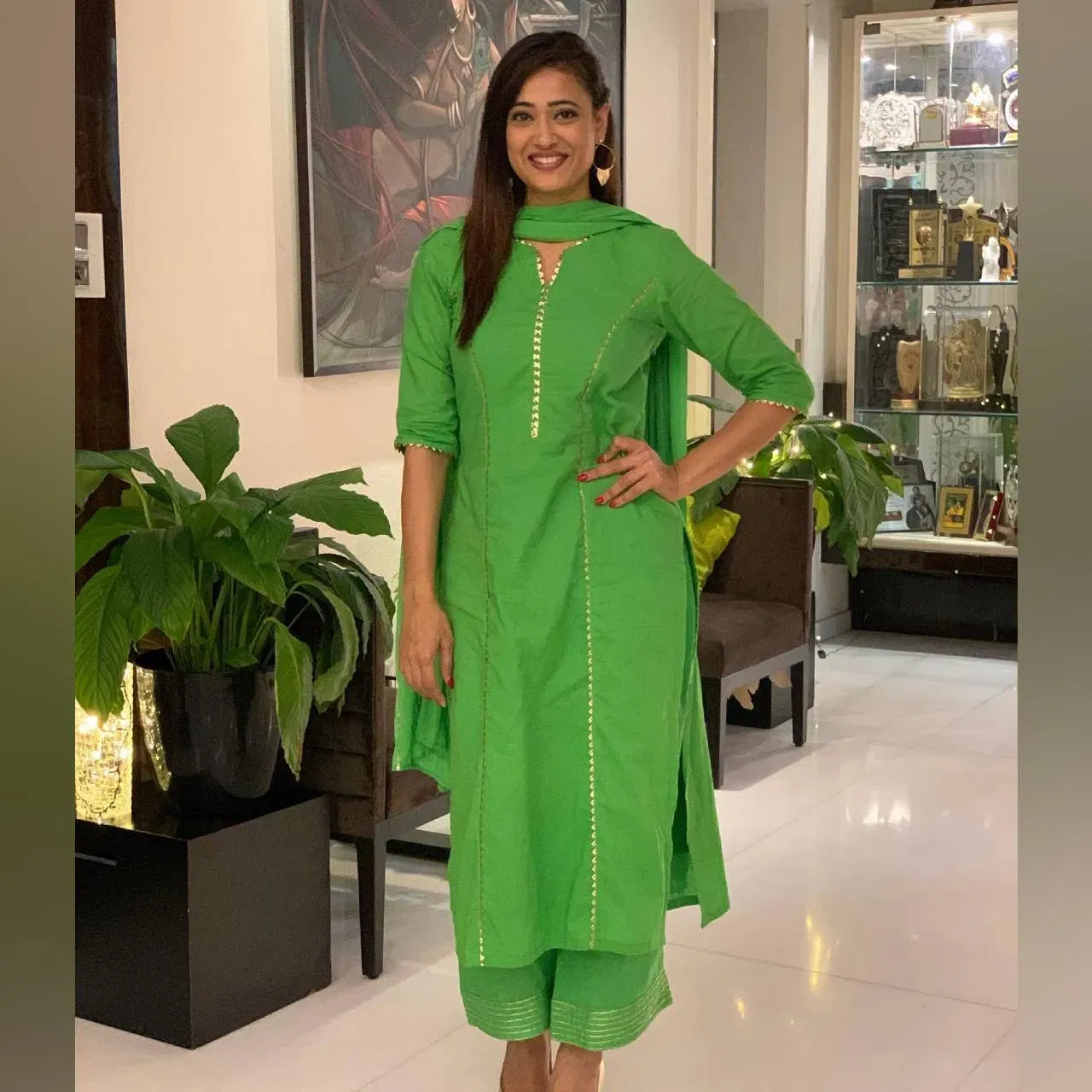যদি আপুনি এটা সহজ ৰূপ বিচাৰে তেন্তে অভিনেত্ৰীগৰাকীৰ এই সেউজীয়া চুটৰ পৰা আইডিয়া ল’ব পাৰে।