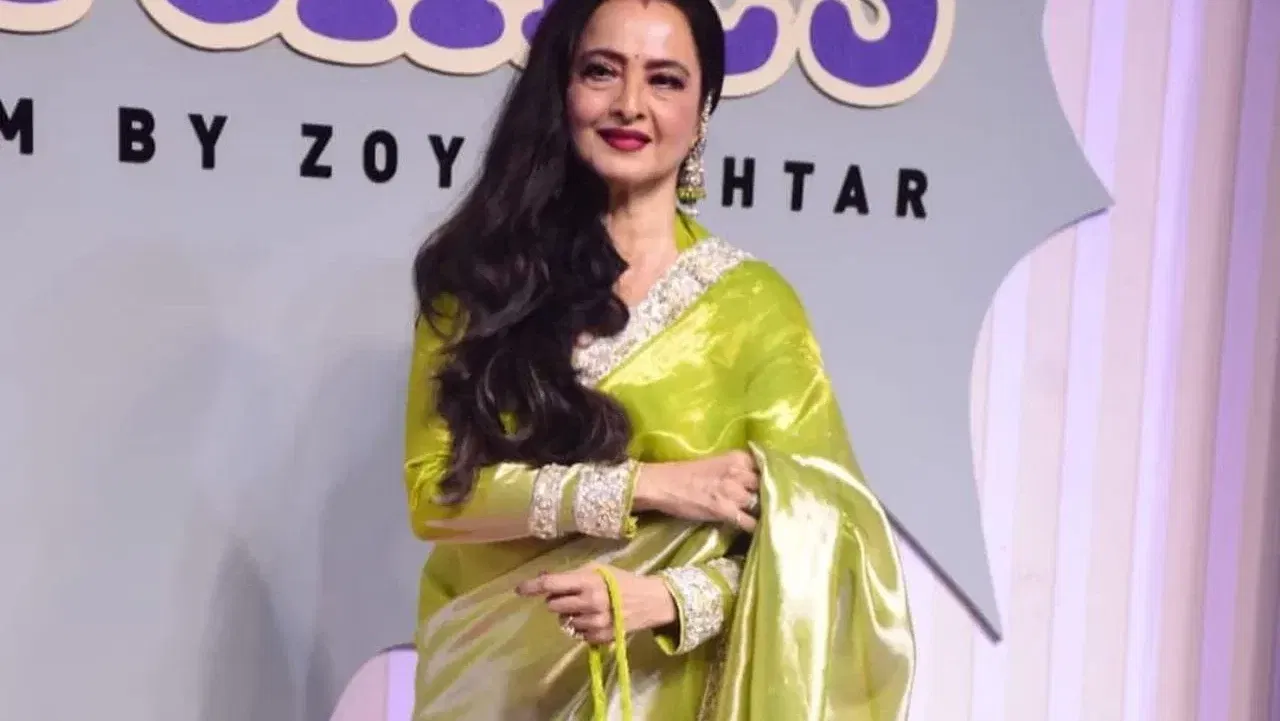 ইয়াৰ লগতে ৰেচম শাড়ীখন ষ্টাইল কৰাৰ পিছত যদি আপুনি কোনো পাৰ্টি, বিয়া বা যিকোনো অনুষ্ঠানলৈ যায়, তেন্তে হাতত হেণ্ডবেগ এটা লৈ যাব লাগিব। ইয়াৰ ফলত আপোনাৰ লুকটো আৰু অধিক ধুনীয়া দেখা যায়।
