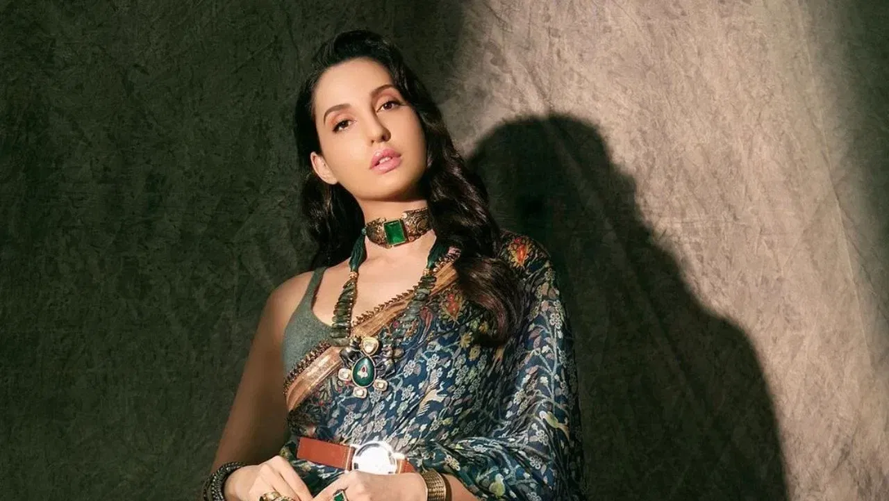 ৰেচম শাৰীখনক আধুনিক স্পৰ্শ দিবলৈ নাপাহৰিব। ইয়াৰ বাবে আপুনি কাষ্টমাইজড বেল্ট ব্যৱহাৰ কৰিব পাৰে। এই ধৰণৰ শাড়ী পিন্ধিলে আপুনি গহনা কমকৈ পিন্ধিব পাৰে।