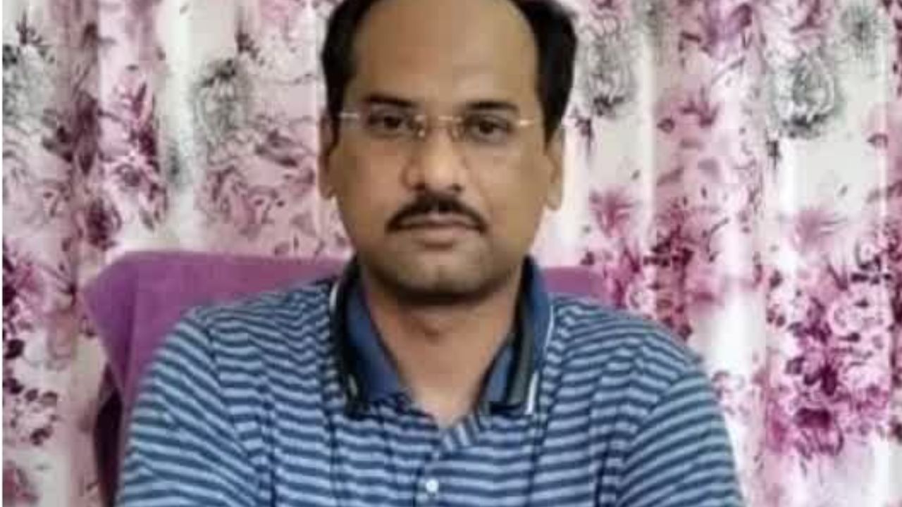 ছাত্ৰৰ ছুৰিকাঘাতত মৃত্যু হ’ল শিক্ষকৰ, কেনেকৈ সংঘটিত হ’ল এই চাঞ্চল্যকৰ হত্যাকাণ্ড… ? ছাত্ৰৰ ছুৰিকাঘাতত মৃত্যু হ’ল শিক্ষকৰ, কেনেকৈ সংঘটিত হ’ল এই চাঞ্চল্যকৰ হত্যাকাণ্ড… ?