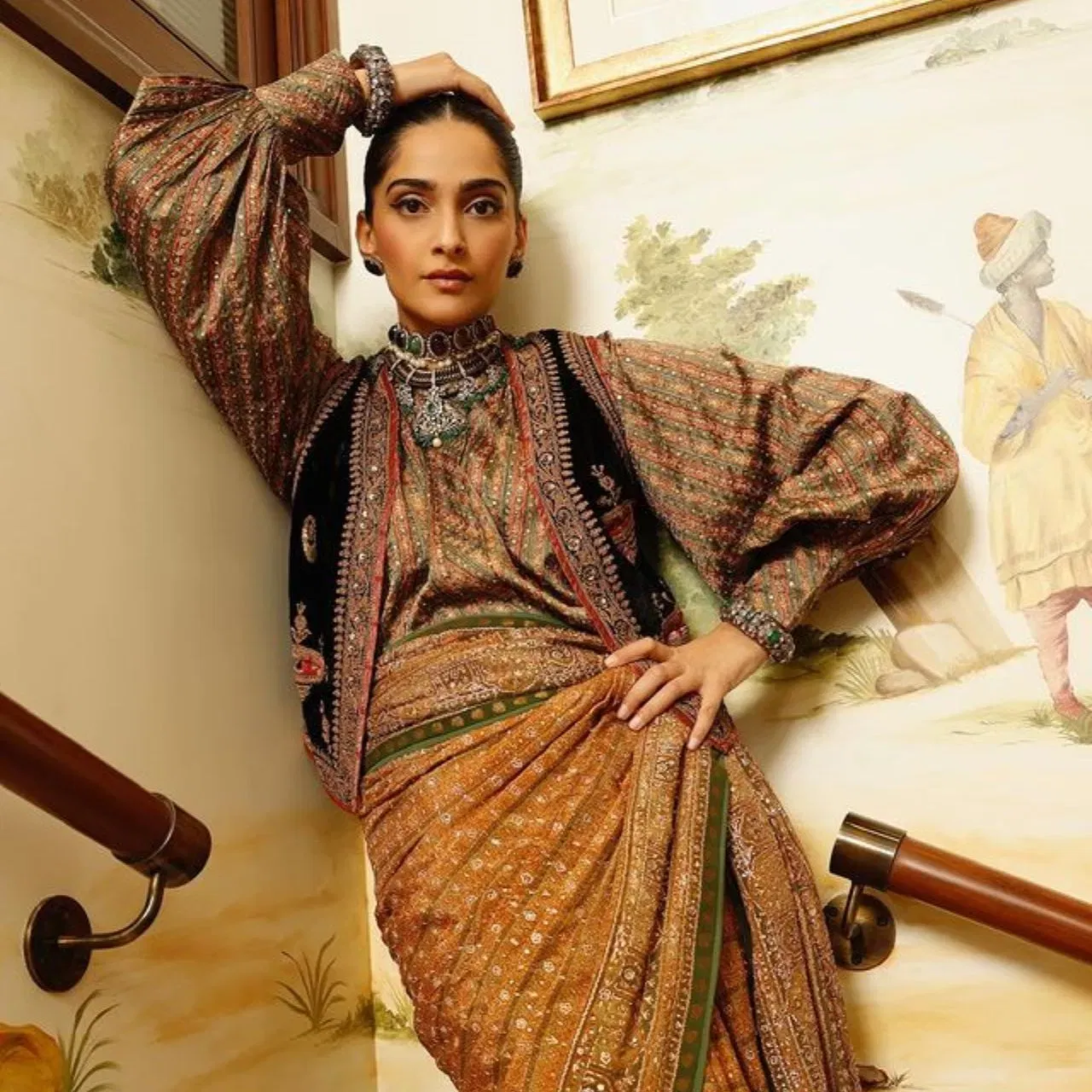 অলপ ষ্টাইলিছ লুক পাবলৈ আপুনি শাৰীৰ সৈতে দীঘল জেকেট এটা পিন্ধিব। আপুনি এই জেকেটটো যিকোনো কাপোৰৰ সৈতে ল'ব পাৰে। ইয়াক অধিক ষ্টাইলিছ কৰিবলৈ আপুনি ডিঙিত চোকাৰ আৰু মসৃণ হেয়াৰ ষ্টাইল কৰিব পাৰে।