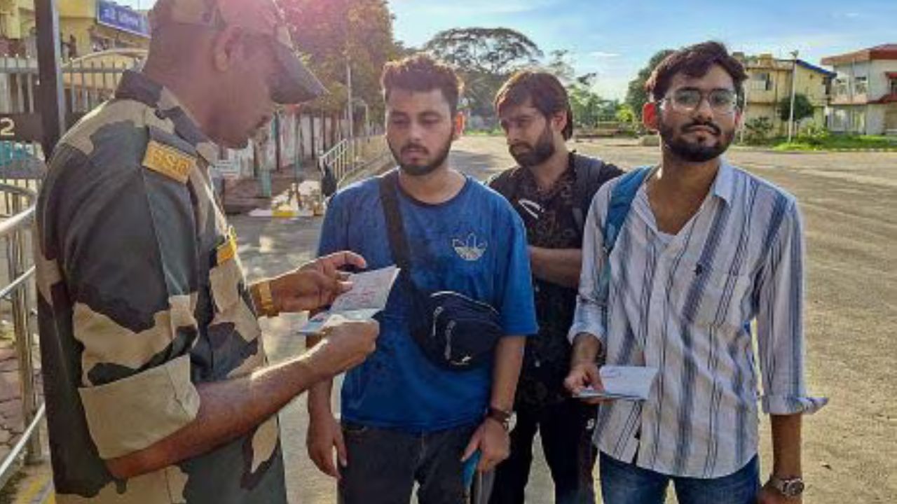 বাংলাদেশত আবদ্ধ ভাৰতৰ হাজাৰ হাজাৰ ছাত্ৰ-ছাত্ৰী ! বৈদেশিক পৰিক্ৰমা মন্ত্ৰালয়ে ল’লে ডাঙৰ পদক্ষেপ বাংলাদেশত আবদ্ধ ভাৰতৰ হাজাৰ হাজাৰ ছাত্ৰ-ছাত্ৰী ! বৈদেশিক পৰিক্ৰমা মন্ত্ৰালয়ে ল’লে ডাঙৰ পদক্ষেপ