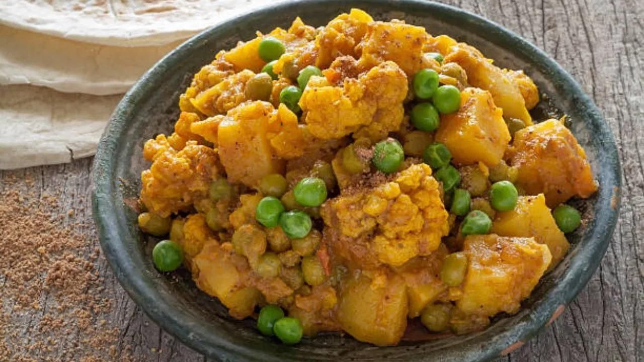 ফুলকবি ৰান্ধিলে হালধি ব্যৱহাৰ কৰিব লাগে । হালধি, জিৰা আদি মছলাৰ সৈতে তৰকাৰী ৰান্ধিলে খাদ্যৰ সোৱাদ বৃদ্ধি পাব। ইয়াৰ লগতে ই অধিক পুষ্টিকৰ হ’ব।