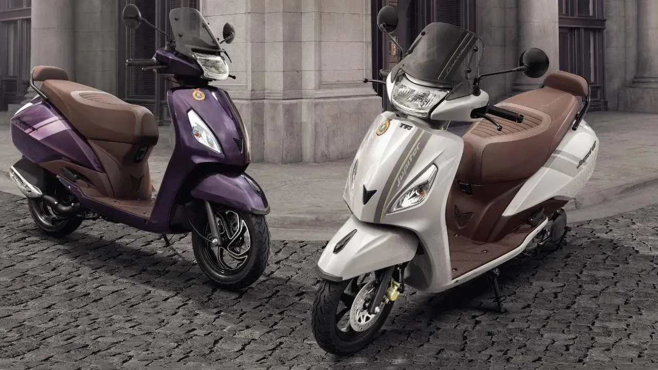 TVS Jupiter 125 Price: টিভিএছ মটৰ কোম্পানীৰ এই স্কুটিখন কিনিবলৈ হ’লে ৮৬,৪০৫ টকা (এক্স শ্ব’ৰুম)ৰ পৰা ৯৬,৮৫৫ টকা (এক্স শ্ব’ৰুম) খৰচ কৰিব লাগিব। খবৰ অনুসৰি এই স্কুটীখনে এক লিটাৰ ইন্ধনত ৬০ কিলোমিটাৰ পৰ্যন্ত যাত্ৰা কৰিব।