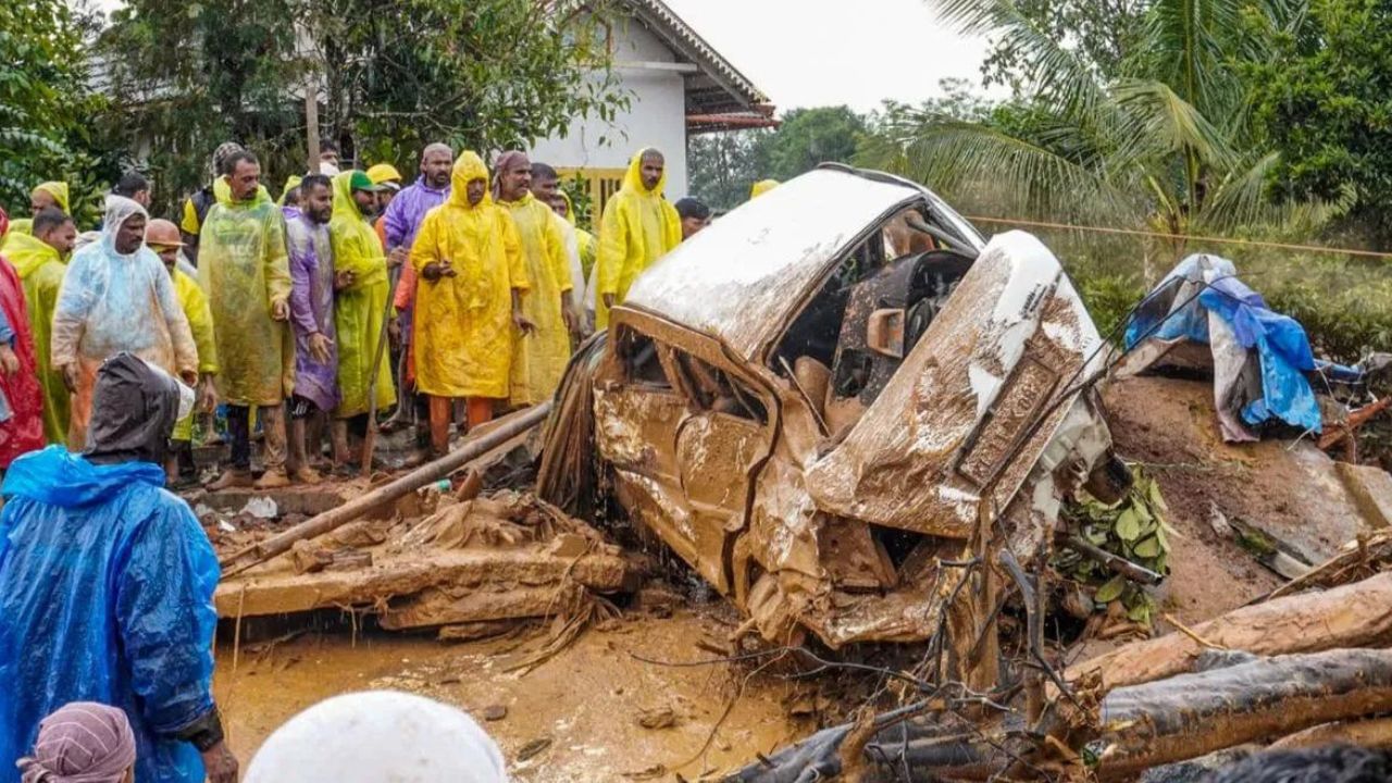 ৱায়ানাডৰ ভূমিস্খলনৰ পৰা অহা ছবিবোৰত ধ্বংসলীলাৰ দৃশ্য স্পষ্টকৈ দেখা গৈছে। এখন বাহন ধ্বংসাৱশেষলৈ পৰিণত হোৱা দেখা পোৱা এই ছবিখনে ৱায়ানাডৰ ভূমিস্খলনৰ ভয়াৱহতাক প্ৰতিফলিত কৰিছে ।
