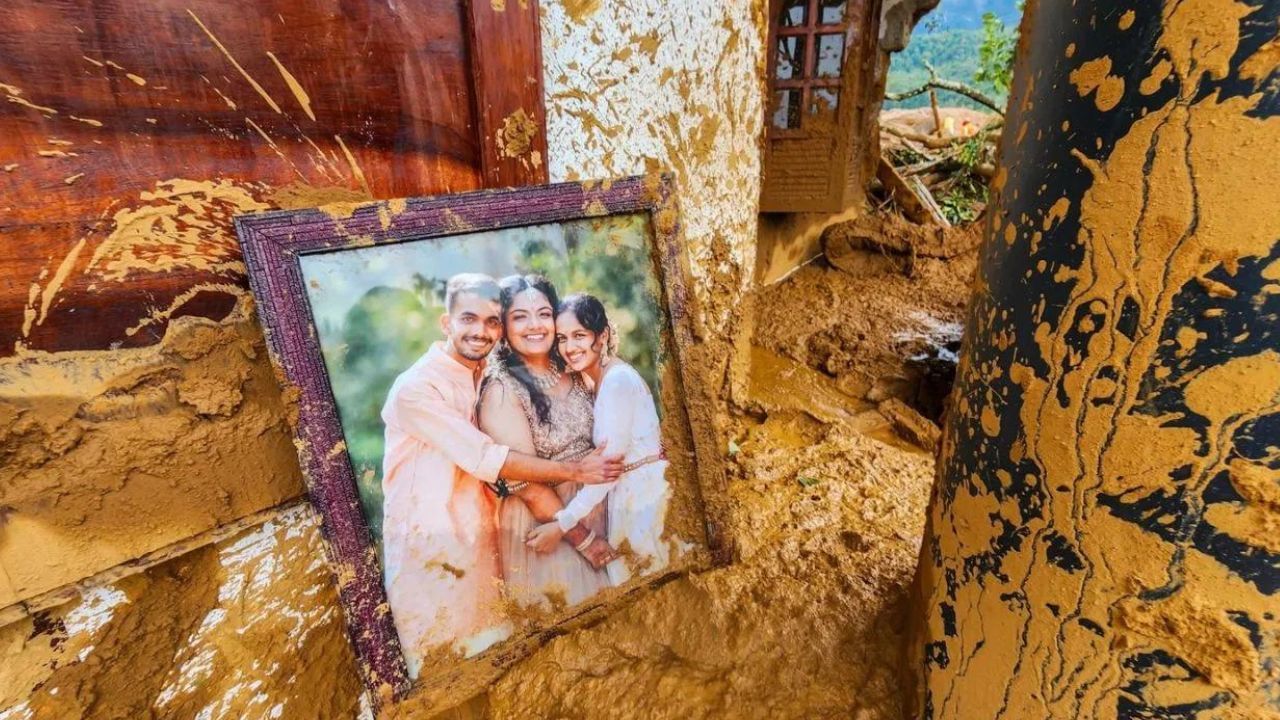 মানুহবোৰ শুৱা পাতিতে থকাৰ সময়তে সংঘটিত হোৱা এই দুৰ্যোগত বহুতৰে ঘৰ ধ্বংস হৈ গৈছে । চাৰিওফালে পানী আৰু বোকা ।