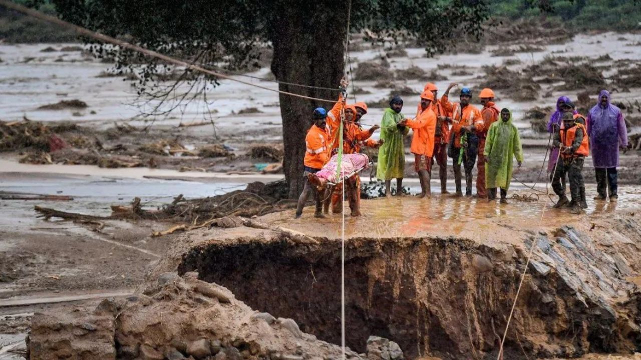 বেয়া বতৰৰ মাজতে ৱায়ানাডত সেনা, নৌসেনা আৰু এন ডি আৰ এফৰ উদ্ধাৰকাৰী দলে নিৰুদ্দেশ হোৱা লোকক উদ্ধাৰ কৰাৰ বাবে অভিযান অব্যাহত ৰাখিছে।