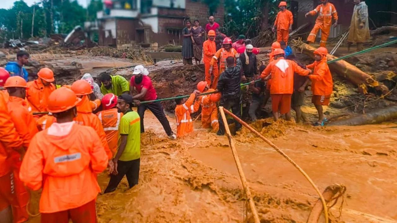ধাৰাসাৰ বৰষুণৰ মাজতে এন ডি আৰ এফৰ তিনিটা দলে মানুহৰ উদ্ধাৰৰ বাবে কাম কৰি আছে। উদ্ধাৰ কৰা লোকসকলক নিৰাপদ স্থানলৈ লৈ যোৱা হৈছে।