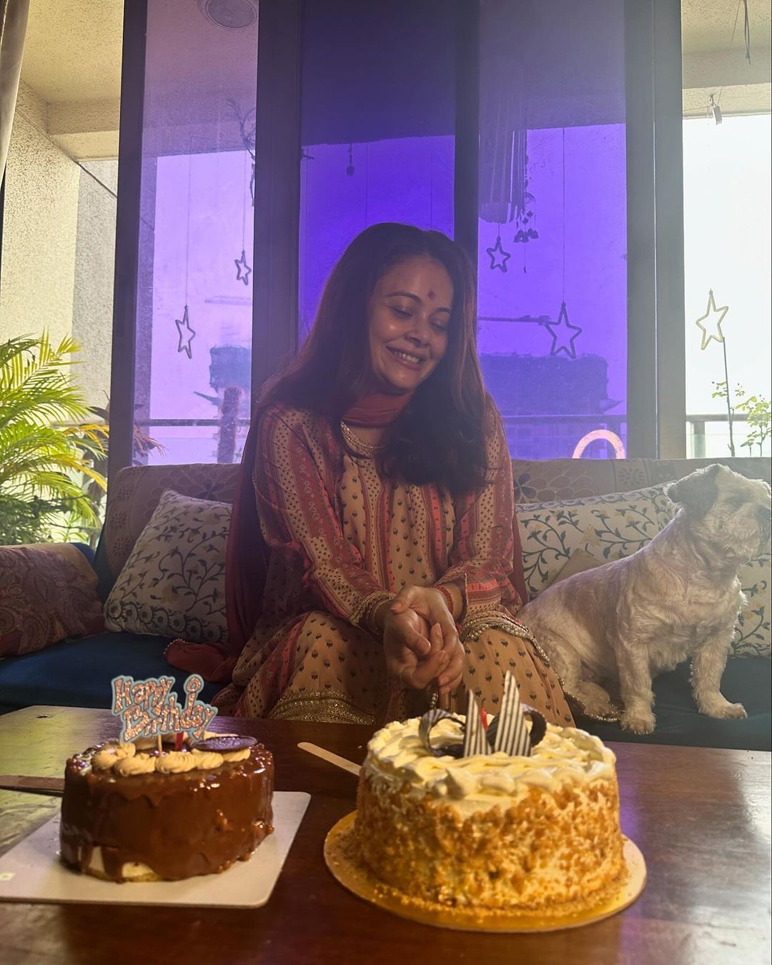 নিশা স্বামীৰ সৈতে কেক কাটি জন্মদিন উদযাপন কৰে দেৱলীনাই।