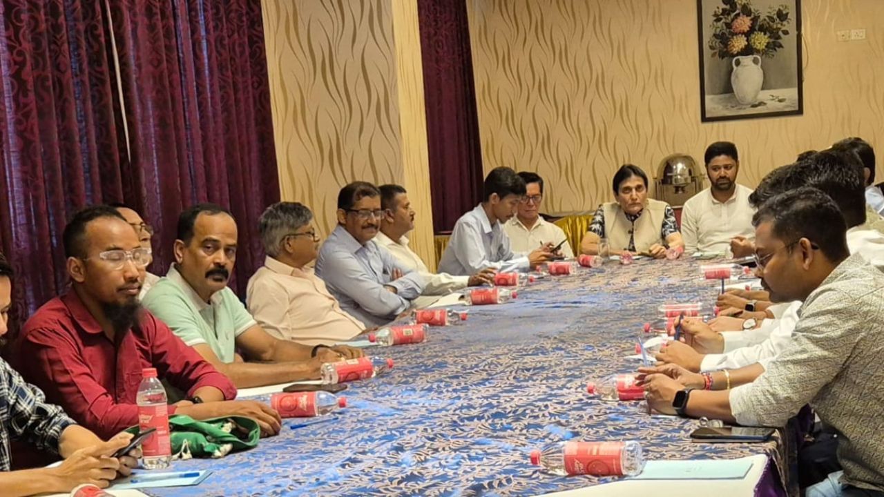 হোটেল লিলিৰ পৰা আঞ্চলিক শক্তিক ঐক্যবদ্ধ কৰাৰ প্ৰচেষ্টা ! গঠন হ’ল চাৰিটা দলেৰে ‘অসম আঞ্চলিক মৰ্চা’ হোটেল লিলিৰ পৰা আঞ্চলিক শক্তিক ঐক্যবদ্ধ কৰাৰ প্ৰচেষ্টা ! গঠন হ’ল চাৰিটা দলেৰে ‘অসম আঞ্চলিক মৰ্চা’