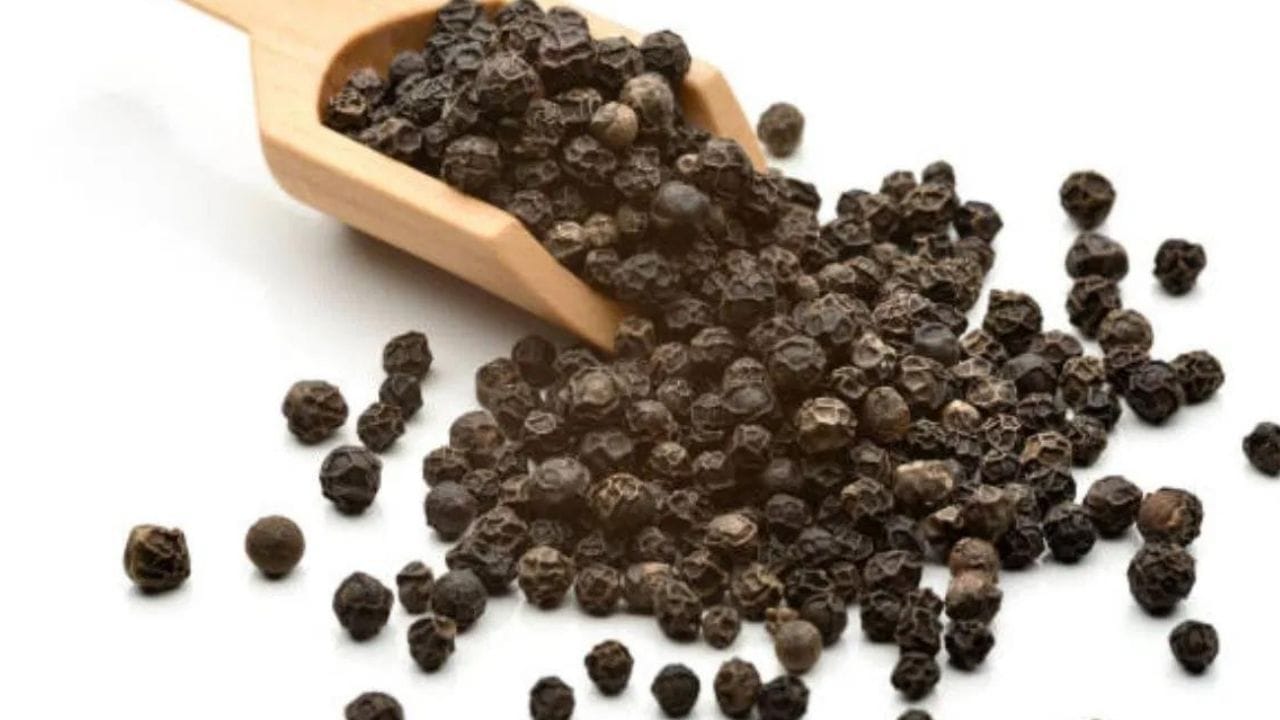 বদহজম, এচিডিটিৰ পৰা আৰম্ভ কৰি বহুতো শাৰীৰিক সমস্যাৰ সমাধান আছে পাকঘৰৰ বিভিন্ন মছলাত। কিন্তু তাৰে এটা হ’ল জালুক। জালুকত বিভিন্ন পুষ্টিকৰ উপাদান থকা বাবে মছলাৰ ৰজা বুলিও জনা যায় ।