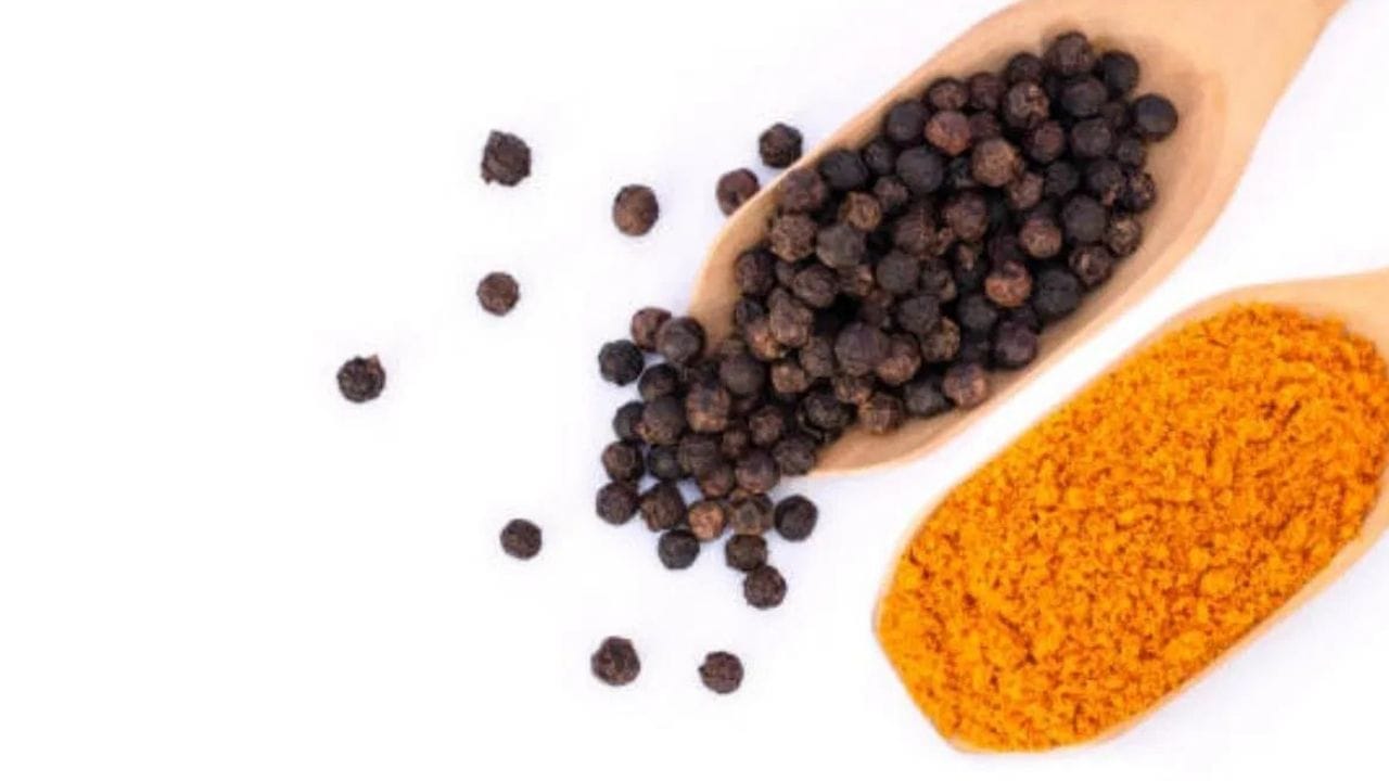 জালুকত এন্টিঅক্সিডেন্ট, ভিটামিন এ আৰু কেৰটিনয়ড থাকে, যিয়ে কেন্সাৰকে ধৰি বহু ৰোগ প্ৰতিৰোধ কৰাত সহায় কৰে। হালধিৰ লগত জালুক মিহলি কৰিলে কেন্সাৰ প্ৰতিৰোধ হয়। ইয়াৰ উপৰিও চৰ্দি আৰু কাহৰ পৰা ৰক্ষা কৰে ।