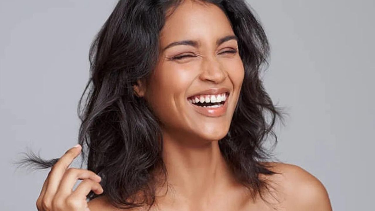 ছাল আৰু চুলিৰ স্বাস্থ্যৰ বাবেও তিয়ঁহৰ গুটি উপকাৰী। তিয়ঁহৰ গুটিত ভিটামিন ই, ফেটি এচিড থাকে। এই উপাদানসমূহে ছাল আৰু চুলিৰ সমস্যা হ্ৰাস কৰে।