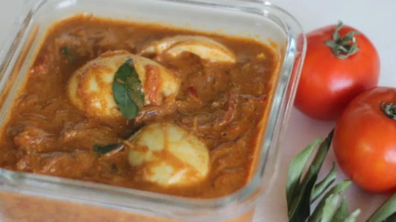 এতিয়া আন এটা বাটিত বইল কণী হালধি আৰু জলকীয়া গুড়িৰে সানি ল'ব আৰু লাহে লাহে ভাজিব। ইফালে বিলাহী আৰু কেপছিকাম কাটি লওক। এতিয়া আগতে বনোৱা গ্ৰেভি কদৈত বিলাহী, কেপছিকাম আৰু কচৌৰী মেথি দি ভালদৰে উতলাই লওক।