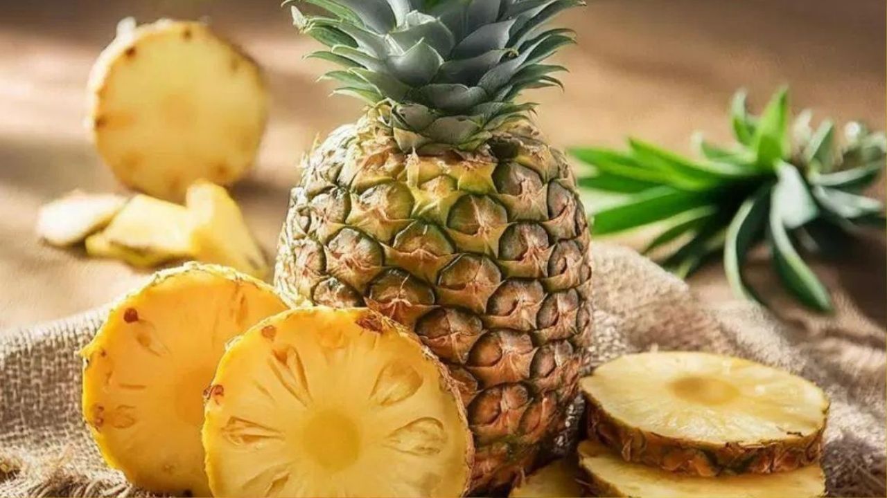 আনাৰসত প্ৰচুৰ পৰিমাণে এন্টিঅক্সিডেন্ট থাকে। যিয়ে খাদ্য হজমত বহুখিনি সহায় কৰে। এই ফলটোৱে ৰোগ প্ৰতিৰোধ ক্ষমতা বৃদ্ধি কৰিব পাৰে। শৰীৰৰ প্ৰদাহ কম কৰিব পাৰে।