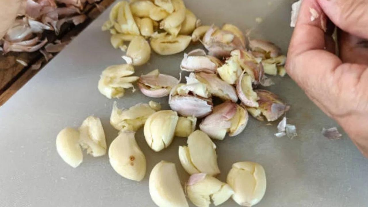 কোনোৱে নহৰুৰ বাকলি পানীত তিয়াই উলিয়াই আনে । আন কোনোৱে থেতেলিয়াই নহৰুৰ বাকলি আঁতৰাই । পিছে নহৰু বাকলি বা খোলাবোৰ কি কৰিব?