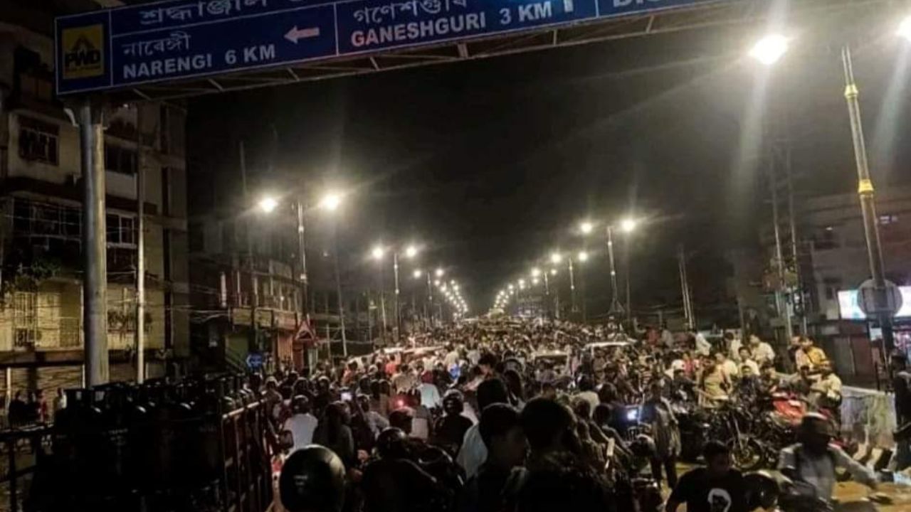 দুপৰীয়াৰে পৰা অহা নেৰানেপেৰা বৰষুণৰ ফলত ঠায়ে ঠায়ে ভৰি পৰিছে পানী। যাৰ বাবে নিশালৈ হাহাকাৰ কৰিব লগা হৈছে জনতাই।