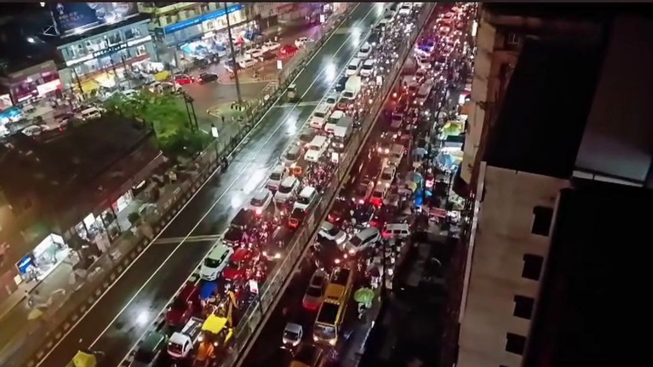 ইফালে নিশালৈ মহানগৰীৰ ৰাজপথত বহু সময়জোৰা যান-জঁট। এই যান-জঁটত আবদ্ধ হৈ ৰ'ল কণ কণ শিশুৰ পৰা আবাল-বৃদ্ধলৈ।