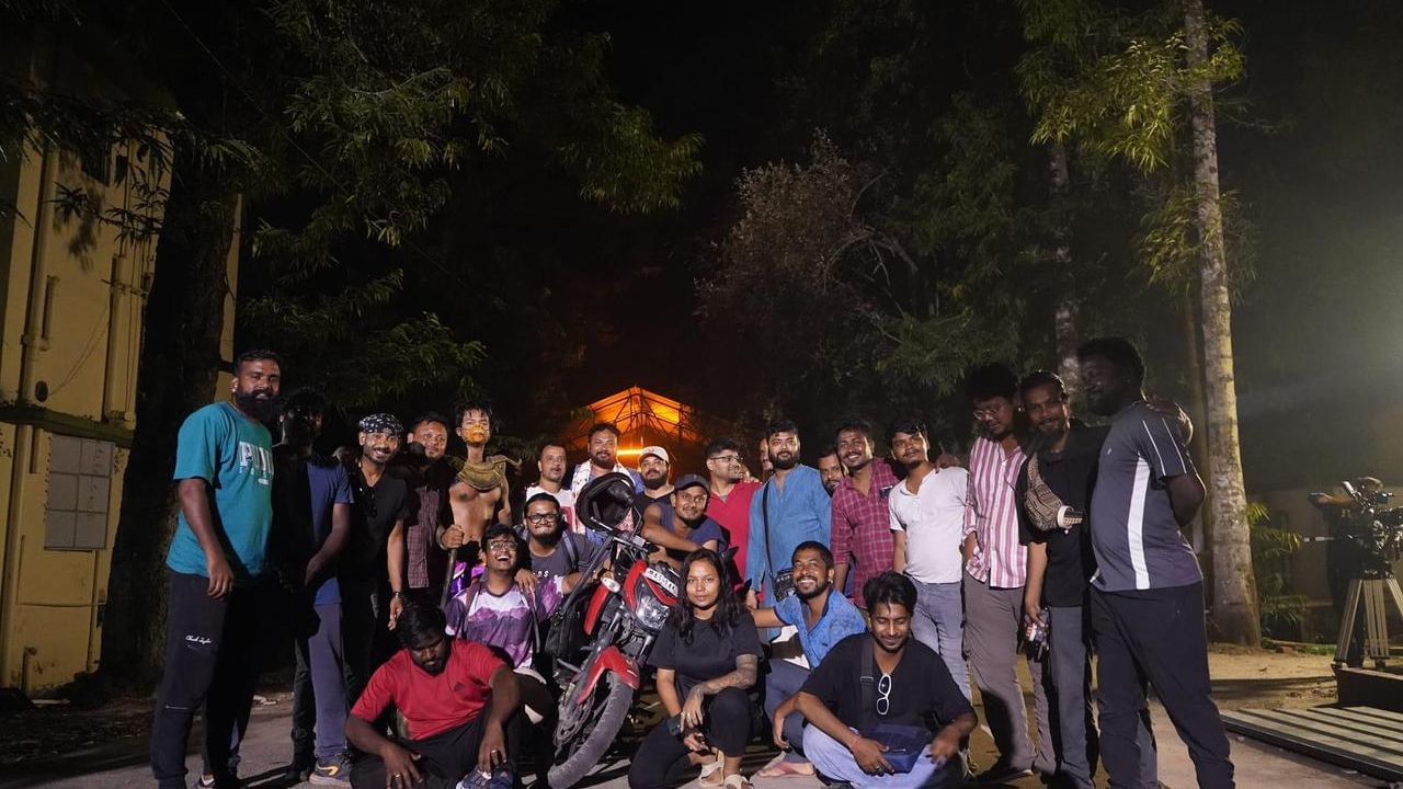 ‘জয় হনুমেন’ৰ চিত্ৰনাট্য আৰু সংলাপ হিমাংশু প্ৰসাদ দাস, শান্তনু ৰৌমৰীয়া আৰু অধিৰাজ কাশ্যপৰ ৷