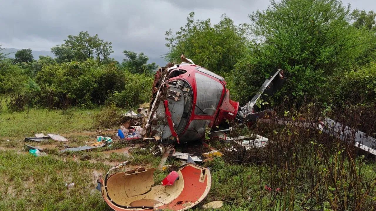মহাৰাষ্ট্ৰত দুৰ্ঘটনাত পতিত হেলিকপ্টাৰঃ পাইলটসহ চাৰিজন আহত মহাৰাষ্ট্ৰত দুৰ্ঘটনাত পতিত হেলিকপ্টাৰঃ পাইলটসহ চাৰিজন আহত