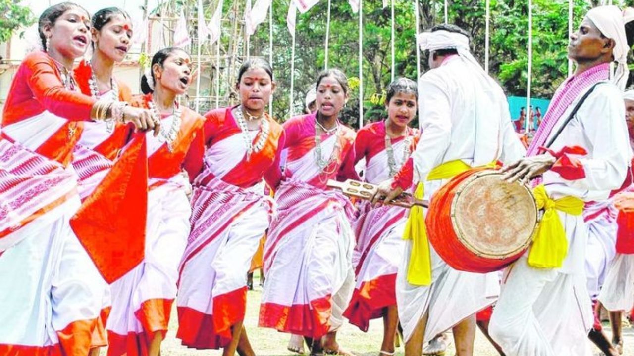 বিহুৰ পাছত ঝুমুৰক বিশ্বদৰবাৰলৈ নিয়াৰ প্ৰস্তুতি! ২০ নৱেম্বৰত সৰুসজাইত ঝুমুৰ নৃত্য পৰিৱেশন কৰিব ৮ হাজাৰ শিল্পীয়ে বিহুৰ পাছত ঝুমুৰক বিশ্বদৰবাৰলৈ নিয়াৰ প্ৰস্তুতি! ২০ নৱেম্বৰত সৰুসজাইত ঝুমুৰ নৃত্য পৰিৱেশন কৰিব ৮ হাজাৰ শিল্পীয়ে