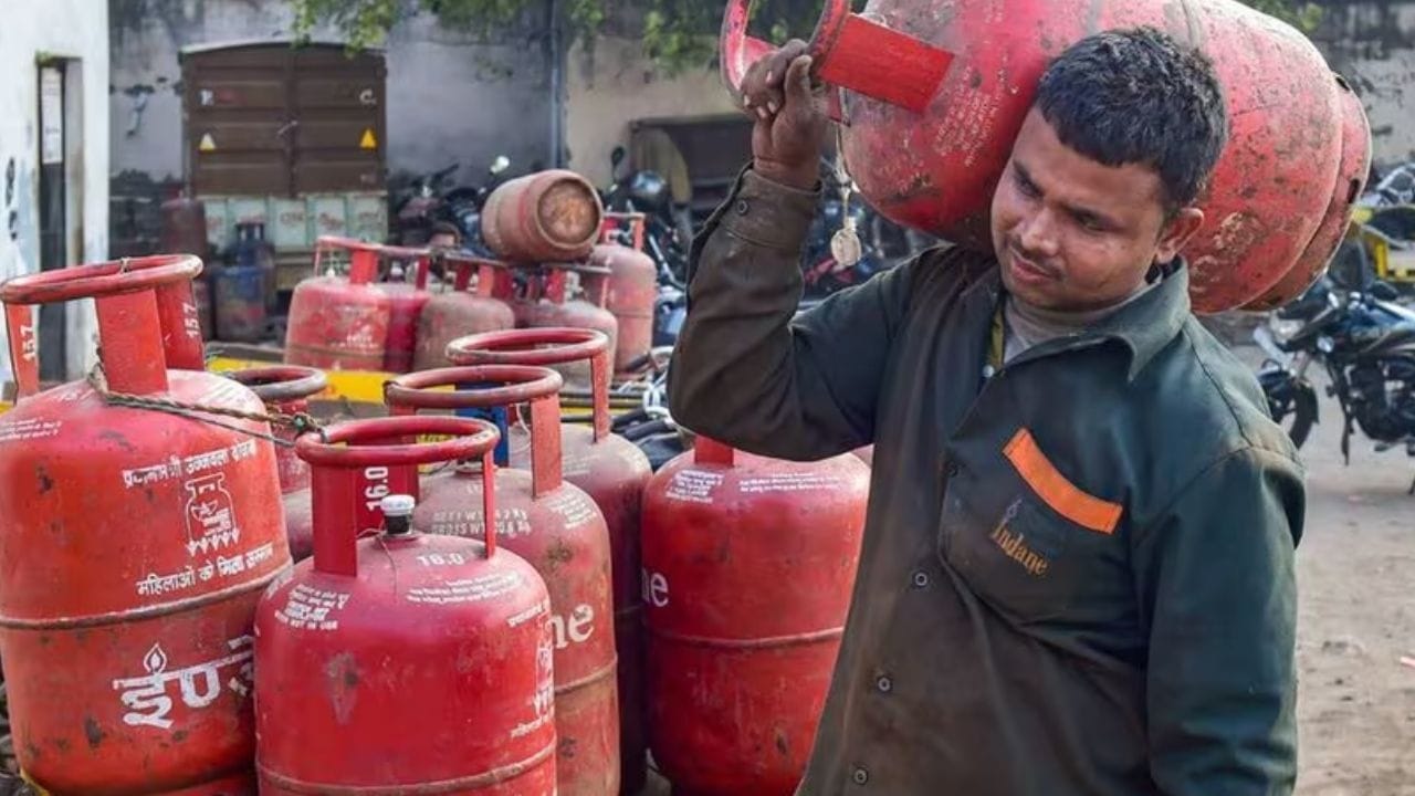 ৮৪৮ টকাৰ এল পি জি চিলিণ্ডাৰৰ ওপৰত ৩৯৮ টকাৰ ৰাজসাহায্য দিয়া হ’ব। ফলত ১৪.২ কেজি ৰন্ধন গেছৰ মূল্য হ’ব মাত্ৰ ৪৫০ টকা।
