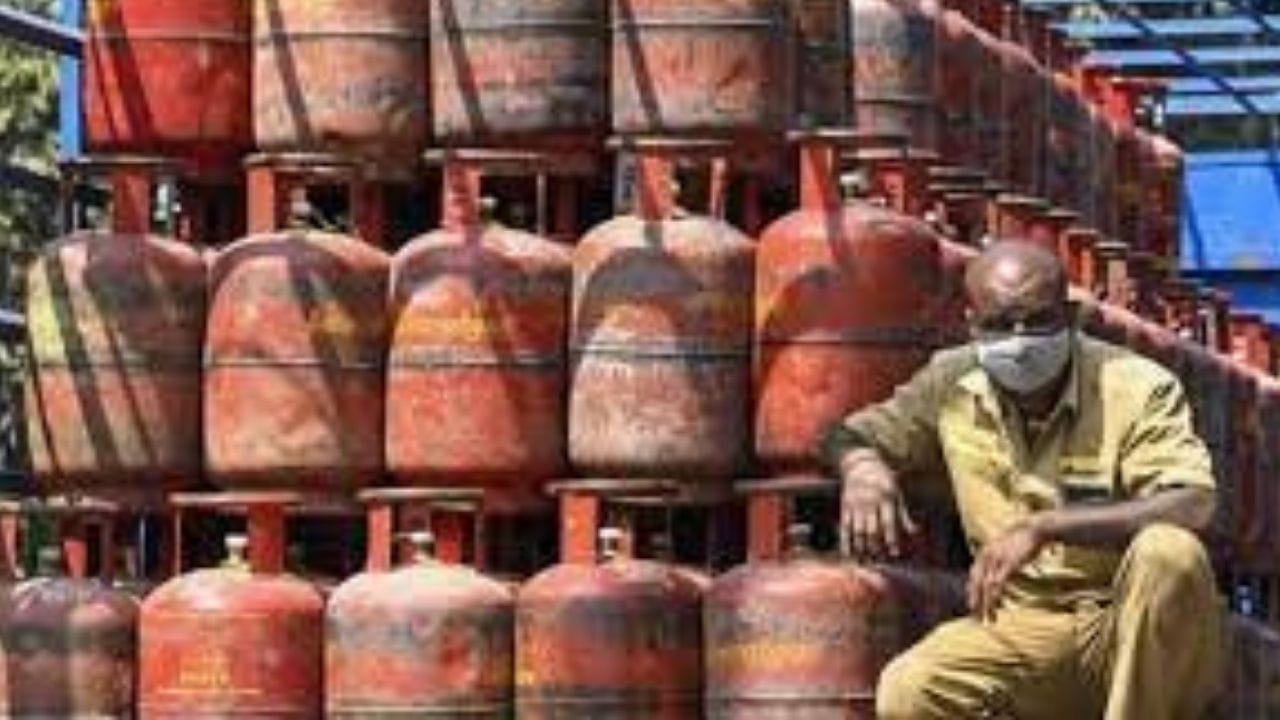 গৃহিণীসকলৰ সুবিধাৰ্থে তথা এটা পৰিয়াল পৰিচালনাত অৰ্থ কিছু ৰাহি কৰাৰ ওপৰত গুৰুত্ব প্ৰদান কৰি মাত্ৰ ৪৫০ টকাত এল পি জি চিলিণ্ডাৰ উপলব্ধ হ’ব বুলি ঘোষণা কৰিছে চৰকাৰে।