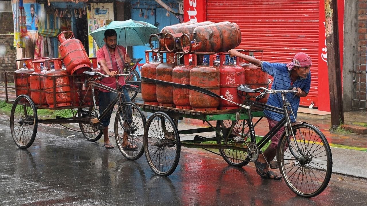আজি দিনত প্ৰত্যেক গৰাকী গৃহিণীয়ে ৰন্ধন গেছৰ ওপৰতে নিৰ্ভৰ কৰে । খৰিৰ জুইত ৰন্ধা-বঢ়া কৰা পৰম্পৰা আমাৰ সমাজত প্ৰায়ে নোহোৱাই হৈছে ।