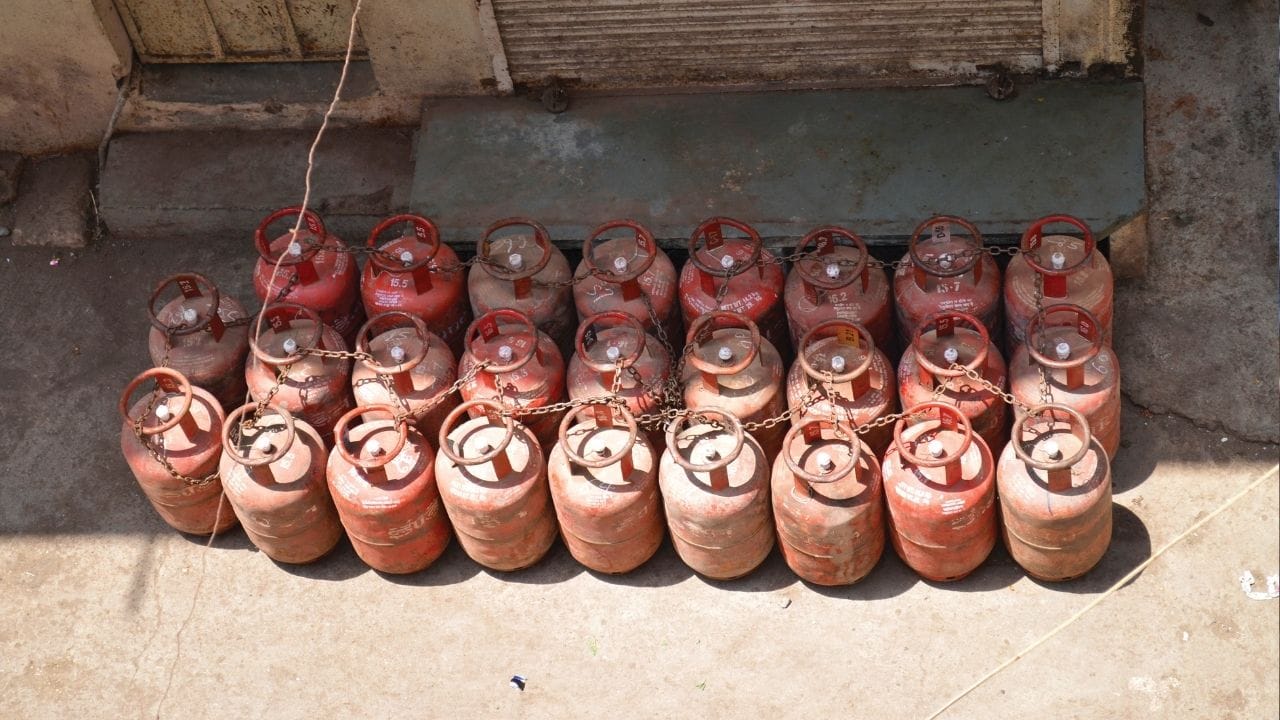 ৰক্ষাবন্ধনৰ উপলক্ষে ভাৰতৰে এখন ৰাজ্যৰ চৰকাৰে ডাঙৰ উপহাৰৰ কথা ঘোষণা কৰিছে । এই উপহাৰে প্ৰতি পৰিয়ালতে হাঁহি বিৰিঙাবলৈ সক্ষম হৈছে ।