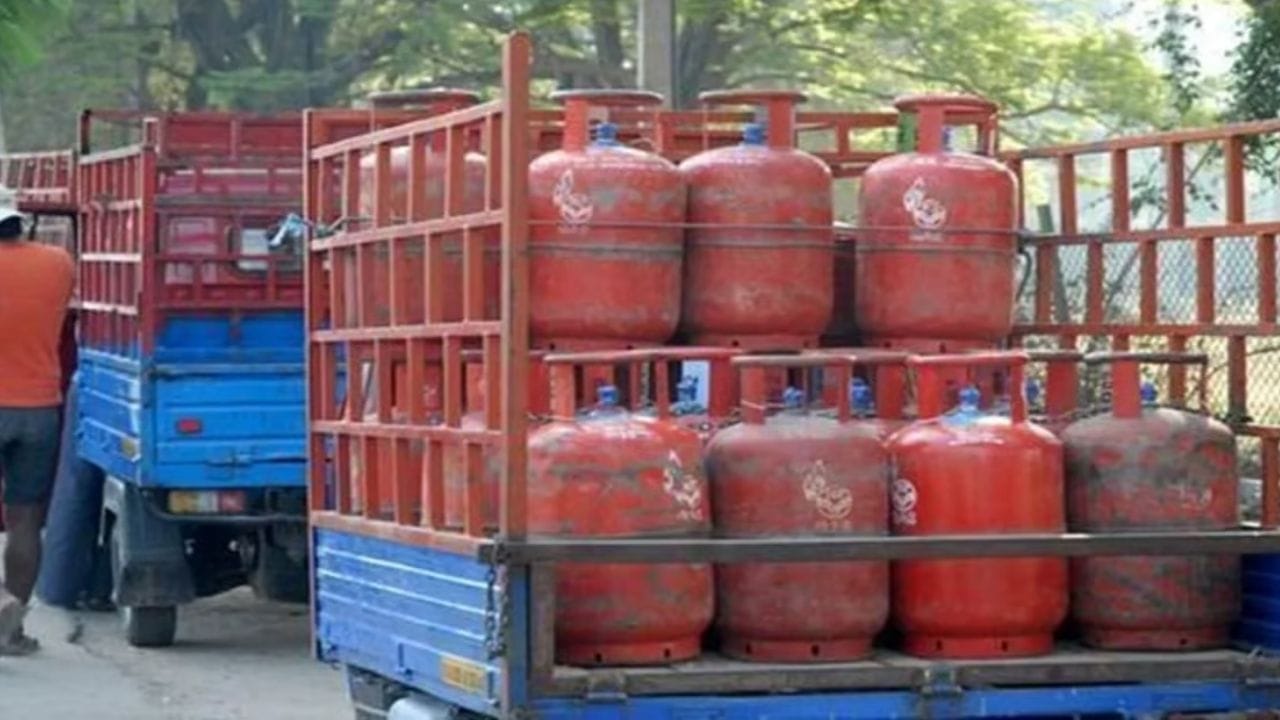 ইয়াৰ পূৰ্বে ২৩ জুলাইত মুখ্যমন্ত্ৰী মোহন যাদৱে লাডলী বেহনা যোজনাৰ অধীনত ২৫০ টকাৰ অতিৰিক্ত ৰাজসাহায্য ঘোষণা কৰিছিল। তেওঁ কয় যে, এই ধন ১ আগষ্টত গ্ৰাহকৰ একাউণ্টত সোমাব।